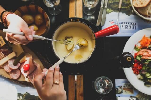 Emmentaler cheese fondue