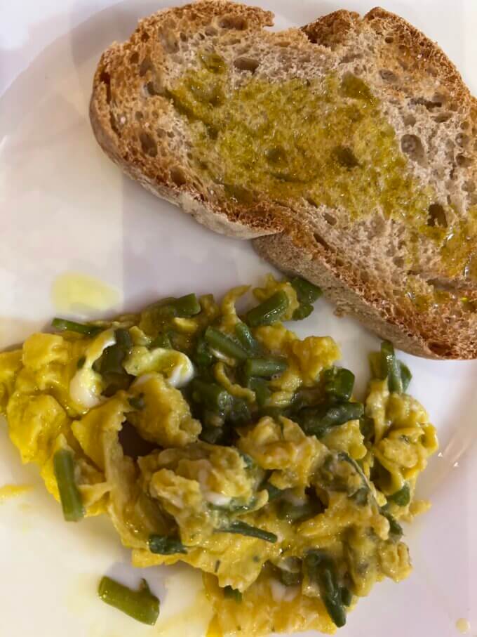 Romanelli olive oil on bread